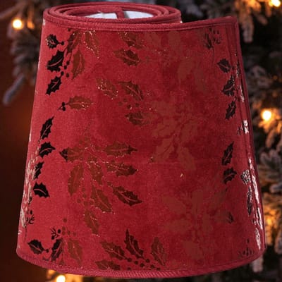 Rode kerstboomring met glanzend hulstmotief – ø56 cm – Feestelijke boomrok