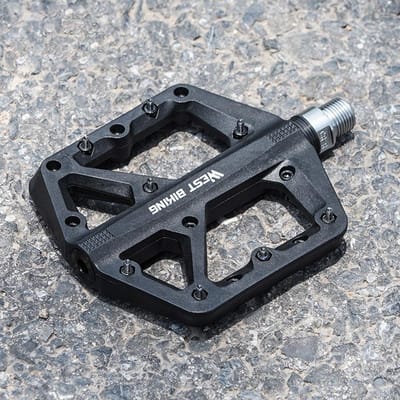 Pédales de Vélo Ultra-légères en Nylon 2 Roulements Scellés Pédales de Vélo Antidérapantes Imperméables Larges Pédales de Vélo Accessoires de Vélo rouge