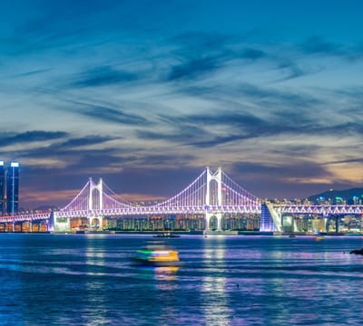 De Gwanganbrug en skyline van Haeundae-gu in Busan - Fotobehang (in banen) - 250 x 260 cm