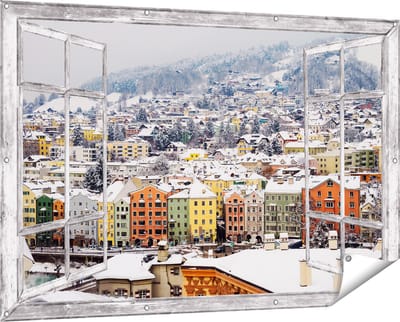 Gards Tuinposter Doorkijk Gekleurde Huisjes met Sneeuw in Oostenrijk - 150x100 cm - Tuindoek - Tuindecoratie - Wanddecoratie buiten - Tuinschilderij