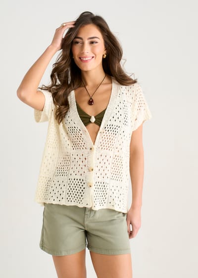 Beige gehaakt vest met knopen aan de voorkant