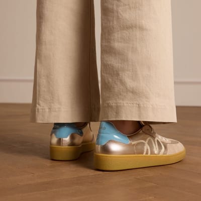 Manfield - Dames - Beige leren sneakers met goudkleurige & blauwe details - Maat 37