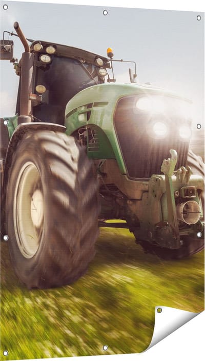 Gards Tuinposter Tractor op het Gras - Trekker - 80x120 cm - Tuindoek - Tuindecoratie - Wanddecoratie buiten - Tuinschilderij