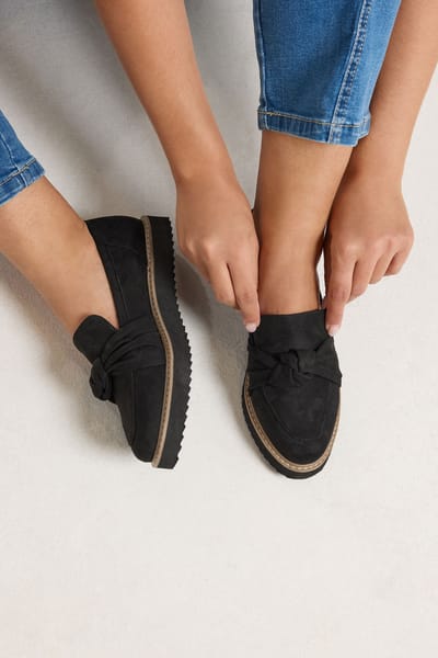 Yours Zwarte Loafers Van Imitatiesuède Met Knoopdetail In Brede Epasvormsize 37EEE
