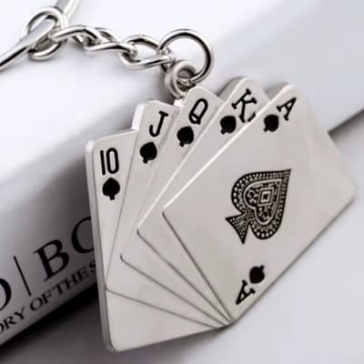 New Age Devi - Poker Kaarten Sleutelhanger - Zilverkleurig - Royal Flush - Speelkaarten