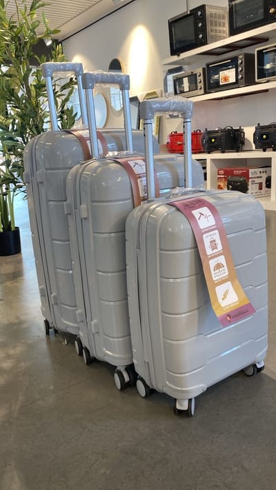 Bera Kofferset – 3-Delig – 45L Handbagage + 70L Medium + 110L Grote Koffer – Lichtgewicht – Stevig – 360° Geruisloze Wielen – TSA Slot – Modern Reiskofferdesign – Licht Grijs