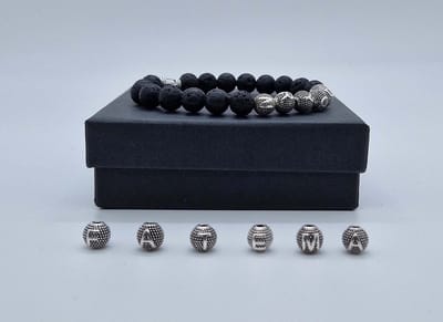 Handgemaakte Natuurstenen armband met metaal naam "Lava Donker" - Met je naam of de naam van uw geliefde- 8 mm diameter van de korrel- Diameter armband 20 cm - Een mooi cadeau voor familie en vrienden