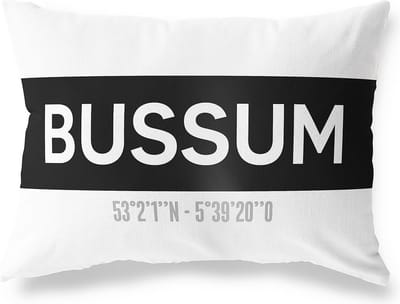 Tuinkussen BUSSUM - NOORD-HOLLAND met coördinaten - Buitenkussen - Bootkussen - Weerbestendig - Jouw Plaats - Studio216 - Modern - Zwart-Wit - 50x30cm