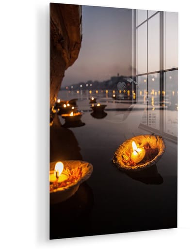 ® Glasschilderij 120x180 cm - Schilderij acrylglas - Brandende kaarsen met op de achtergrond het Indiase Varanasi in de deelstaat Uttar Pradesh - Foto op glas - Muurdecoratie woonkamer - Wanddecoratie slaapkamer - Schilderijen