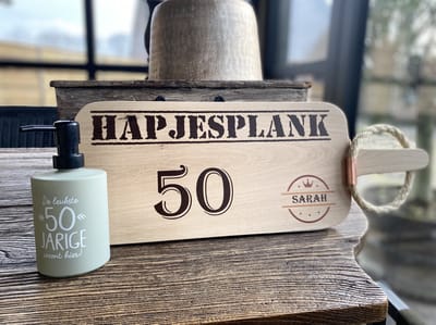 Creaties van hier - Serveerplank Sarah - Zeeppompje 50 jaar - Pensioen - 55 cm - Hout