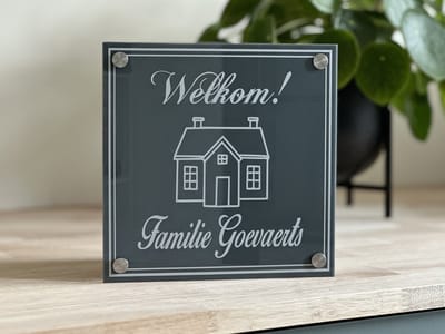 Naambordje / huisnummer voordeur welkom huisje grijs
