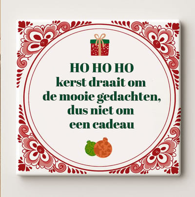 Kerst Tegel “HO HO HO – Kerst Draait Om de Mooie Gedachten, Dus Niet Om Een Cadeau” 15x15 cm – Feestelijke Rode Delfts-Stijl Keramische Wanddecoratie voor de Feestdagen