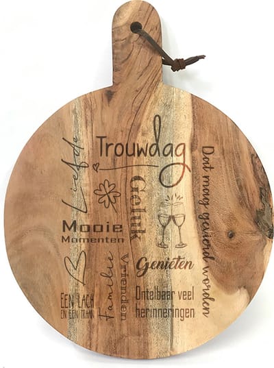 Ronde snijplank/borrelplank met tekst gravure TROUWDAG. Een origineel cadeau voor een Trouwdag, huwelijk, .. jarige bruiloft. Het formaat is 40x30cm incl. handvat en 30cm doorsnede excl. handvat.