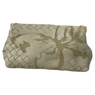 Bottega Veneta Vlinder Intrecciato Flap Clutch Bag in Beige Leder