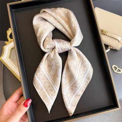 Carré de soie design pour femme Châle en satin Foulard Hijab Bandeau pour cheveux Poignet Mouchoir de tête de luxe 70*70cm Écharpe Bandana 70x70cm white