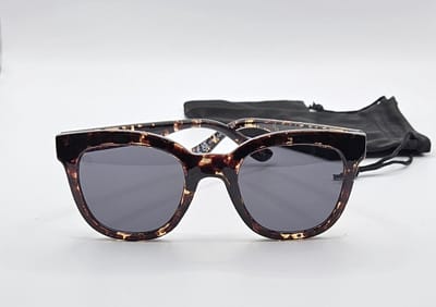 Dames zonnebril met zachte etui en doekje / Zonnebril UV400 / 6838 bril met bruine montuur met print/ grijze lenzen / lunettes de soleil / bril cat 3 van gerecycled polyester / Aland optiek / zonnebril dames