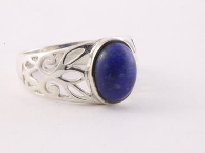 Opengewerkte zilveren ring met lapis lazuli - maat 20.5
