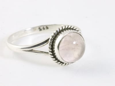 Fijne bewerkte ronde zilveren ring met rozenkwarts - maat 19.5