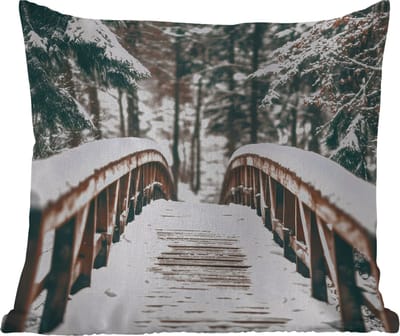 Tuinkussen - Brug - Winterlandschap - Bos - Natuur - Sneeuw - 40x40 cm - Weerbestendig