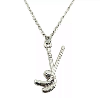 Akyol - Ketting hockey – hockeyketting – Ketting met hockeysticks – hockey – Sieraad – 1 stuks – Cadeau voor vriend – hockeysieraad – hockey cadeau – zilverkleurig – sticks met bal