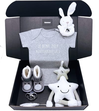Kraamcadeau jongen, grijze romper, babypantoffels, rammelaar pluche, zachte muziekmobiel en speen - kan ook rechtstreeks als cadeau worden verstuurd - kraamkado