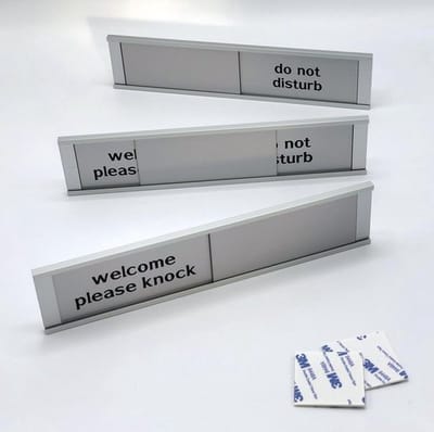 Schuifbordje Welcome please knock - Don,t disturb - 255 mm x 57 mm - Bevestiging twee dubbelzijdige stickers - Promessa-Design.
