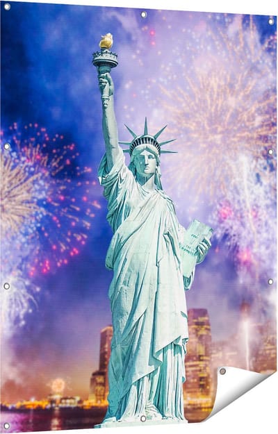 Gards Tuinposter Vrijheidsbeeld in New York met Vuurwerk - 90x120 cm - Tuindoek - Tuindecoratie - Wanddecoratie buiten - Tuinschilderij