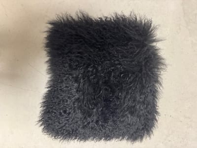 Tibetaans lamsvacht kussen zwart