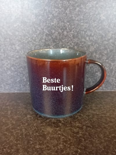 koffie mok - thee mok - burendag - kopje koffie - uniek cadeau - origineel - mok met gravering - zandstraal gravering - blijvende herinnering - koffie drinken - koffie voor je buren