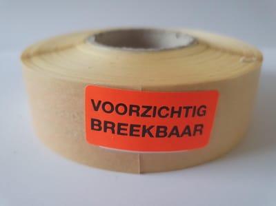 Sticker met "Voorzichtig Breekbaar" erop - Formaat: 40 x 20 mm - Materiaal: rood radiant