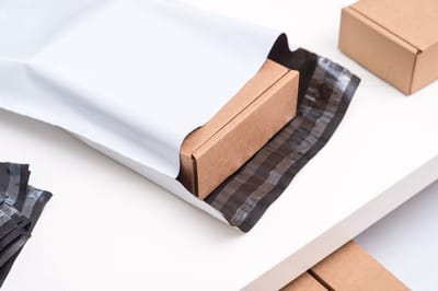 50 Ondoorzichtige Plastic Envelop / Webshopzakken voor kleding / Verzendzakken A4 24x32,5cm / Plastic mailingomslagen Poly Mailer / Koerierszakken / Coex zakken