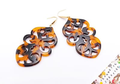 Jeannette-Creatief® - Resin - Swirl Tortoise Bruin Goud - Oorhangers - Oorbellen - Bruine Oorbellen - Sierlijke Oorbellen - Dames Oorbellen - Oorbellen Dames - RVS Gouden Oorhaakjes - Herfstlook - Tortoise