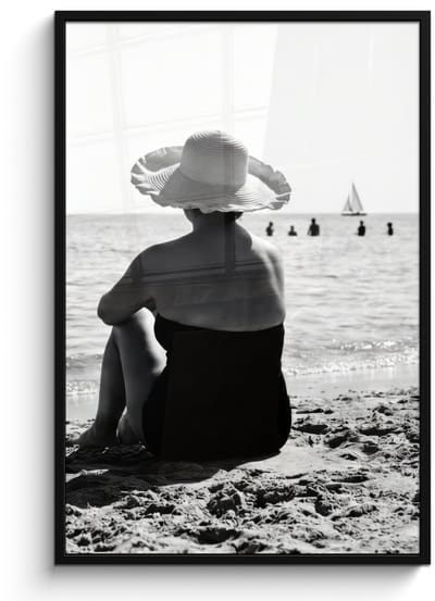 Poster in lijst - Fotolijst 80x120 cm - Posters - Vrouwen - Zonnehoed - Strand - Zwart - Wit - Posterlijst zwart - Decoratie - Wanddecoratie woonkamer - Muurdecoratie slaapkamer