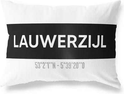 Tuinkussen LAUWERZIJL - GRONINGEN met coördinaten - Buitenkussen - Bootkussen - Weerbestendig - Jouw Plaats - Studio216 - Modern - Zwart-Wit - 50x30cm