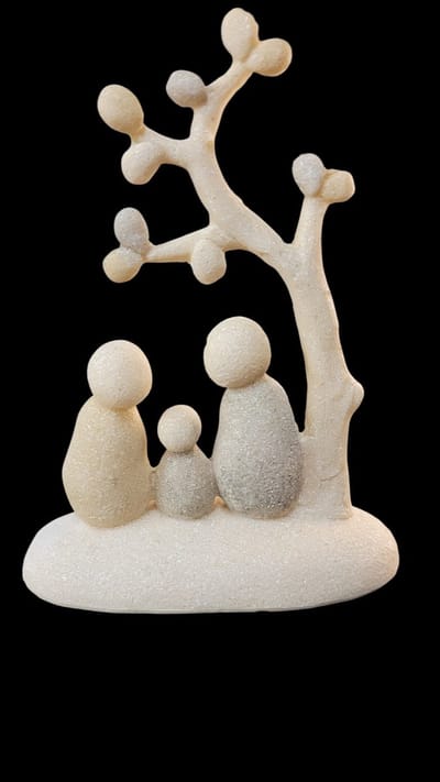 beeld kiezelstenen jong gezin - famile beeld - 4x11x15 cm - grijs creme - resin beeld is onzijdig vader moeder - moeder moeder - vader vader