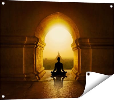 Gards Tuinposter Man Doet Yoga in een Boeddha Tempel - 80x60 cm - Tuindoek - Tuindecoratie - Wanddecoratie buiten - Tuinschilderij