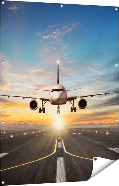 Gards Tuinposter Vliegtuig met een Landing op de Luchthaven - 90x120 cm - Tuindoek - Tuindecoratie - Wanddecoratie buiten - Tuinschilderij