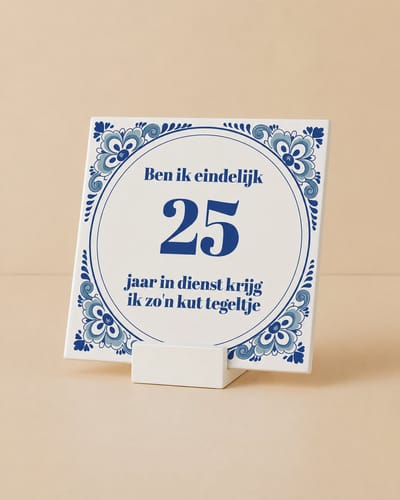 Grappige Werkjubileum Keramische Tegel 15 x 15 cm met houdertje - “Na 25 Jaar In Dienst Krijg Ik Zo’n Kut Tegeltje” – Sarcastische Kantoor Humor Wanddecoratie Cadeau
