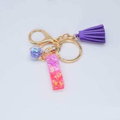 Letter Sleutelhanger A-Z – Luxe Initialen Sleutelhanger met Pompon & Kwastje – Tashanger voor Dames & Meisjes – Accessoire voor Sleutelbos, Handtas, Rugzak & Autosleutel – Persoonlijk Cadeau voor Vrouw, Moeder, Dochter & Vriendin
