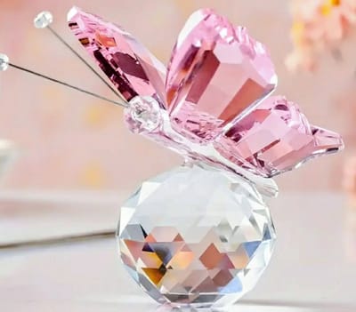 Prachtige roze vlinder op bol van kristal - Cadeau - Kado - Liefde - Troost - Gift