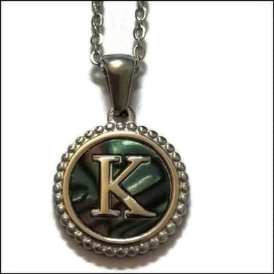 Aramat Jewels | Halskettingen | Unieke Stalen Initiaal Ketting met Abalone Schelp - Zilverkleur - 45cm | K | |15mm | Staal | Volwassenen | Verkleurd niet