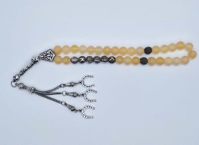 Handgemaakte naam tasbih 33 Kralen Natuursteen “Calciet geel” - met metaal tassel “Hoefijzer"- Met je naam of de naam van uw geliefde- 8 mm diameter van de korrel