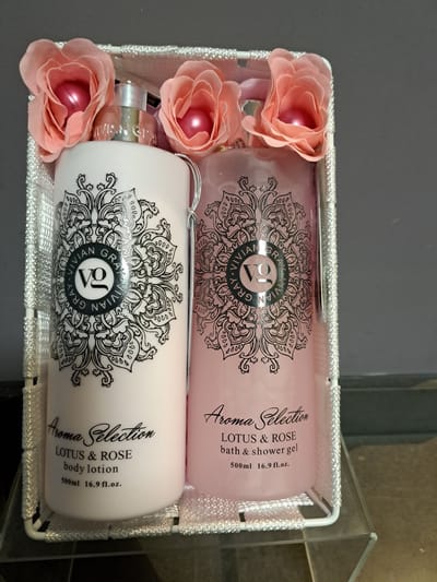 geschenk set vrouwen verjaardag - moeder dag - leuk kado - kerst - body lotion rozen - lotus - bath en douche gel