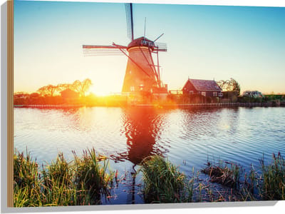 WallClassics - Hout - Zonlicht langs Hollandse Molen aan het Water - 80x60 cm - 9 mm dik - Foto op Hout (Met Ophangsysteem)