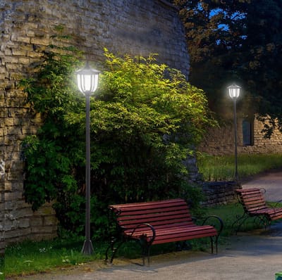 STILVORA Lantaarnpaal – Solar LED Verlichting Ø26,5 x H177 cm – Kunststof – Zwart – Voor Tuin en Terras – IP44 Buitenlamp