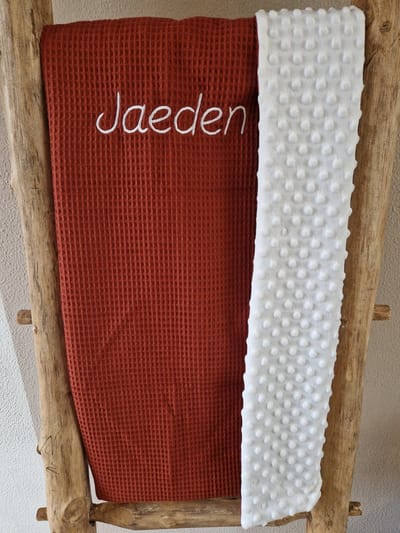 Gepersonaliseerde Baby Deken – Roest Bruin / Minky – Met Naam – Zachte Babydeken – Kinderwagen & Wieg – 100x70cm – Uniek Kraamcadeau