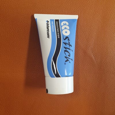 Ecostick LeerLijm voor Leer 9015ST -tube 150 gr Temporary (aan af systeem binnen 45 min)leerlijm voor het vastzetten van leer en backing material- op waterbasis