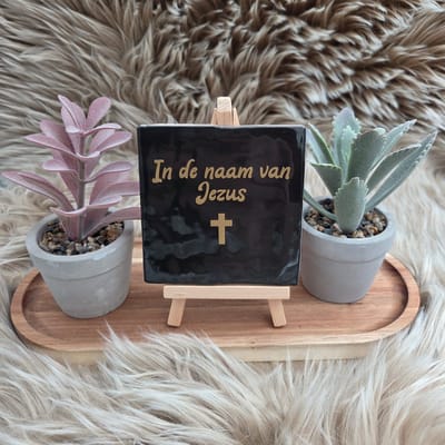 Robuust wenstegel "In de Naam van Jezus" – Christelijk Cadeau – Bijbeltekst – Robuust wenstegeltje – In de naam van Jezus – Muziek tekst – Decoratief Tegeltje met Standaard – Cadeau Idee