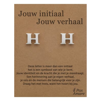 Letter H Oorbellen op Cadeau Kaartje - Jouw initiaal, jouw verhaal - Zilverkleurig Stainless Steel - 7mm Initiaal Oorknopjes- Pax Amare