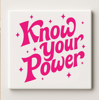 Motiverende Tegel “Know Your Power” 15x15 cm – Inspirerende Roze Keramische Wanddecoratie Cadeau voor Vrouwen, Kantoor of Huisdecoratie